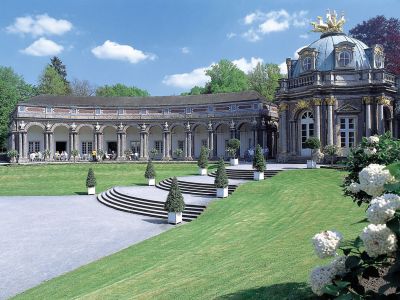Markgräfliches Opernhaus Bayreuth und bunte Osterbrunnen in der Fränkischen Schweiz