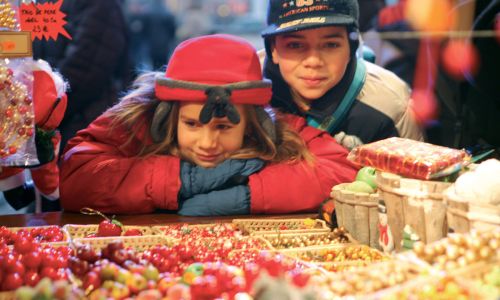 Kinder auf dem Weihnachtsmarkt Straßburg