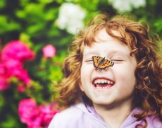Mädchen mit Schmetterling auf der Nase