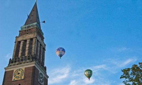 Heißluftballone über dem Kieler Rathaus, Kieler Woche