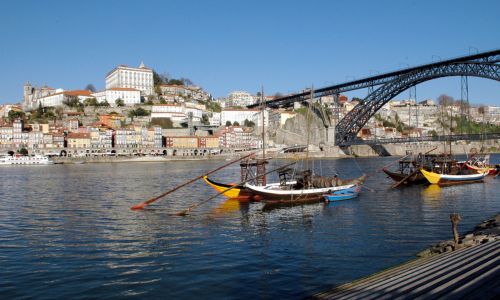 Traditionelle Schiffe auf dem Douro vor Portos Altstadtkulisse