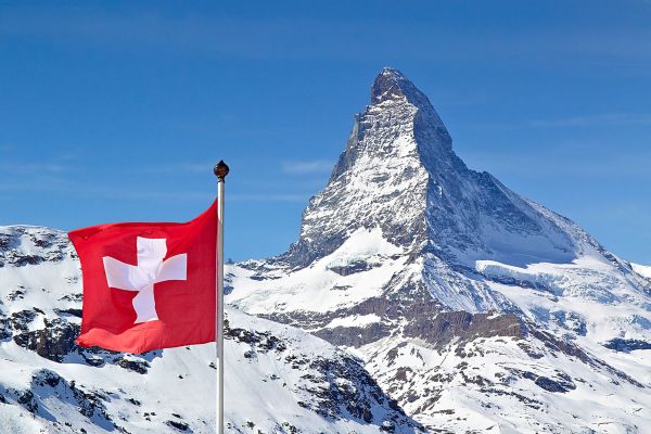 Matterhorn mit Schweizer Flagge 