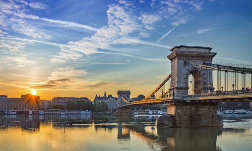 Die Kettenbrücke in Budapest bei Sonnenaufgang