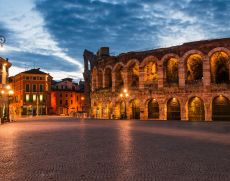 Piazza Bra und Arena di Verona am Abend