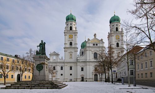 Der Passauer Dom St. Stephan im Winter