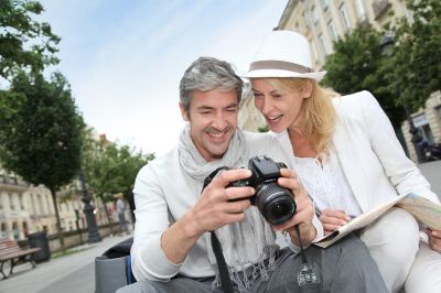 Touristen betrachten ihre Fotos