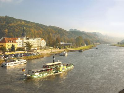 Dresden mit Schifffahrt auf der Elbe nach Pillnitz, Besuch der Azaleenblüte auf  Schloss Zuschendorf