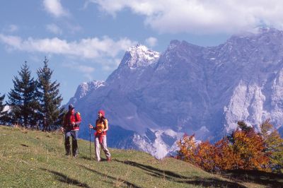 Tiroler Zugspitzarena, Wanderer vor der Zugspitze