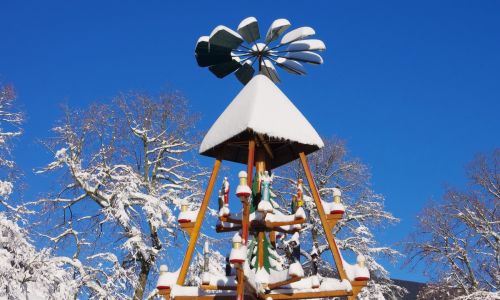 Erzgebirge - Pyramide im Schnee 