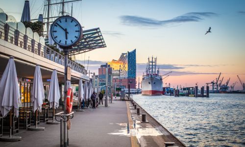 Der Hamburger Hafen mit Elbphilharmonie