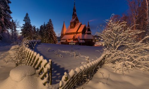 Die Stabkirche in Hahnenklee im Winter