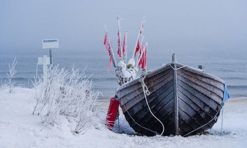 Fischerboot auf der Insel Usedom im Winter