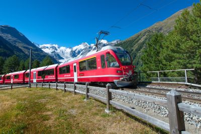 Der Bernina Express in den Alpen