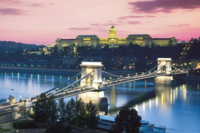 Budapest, Donau, Kettenbrücke und Burg bei Nacht