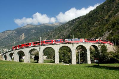 Bernina Express auf dem Kreisviadukt von Brusio