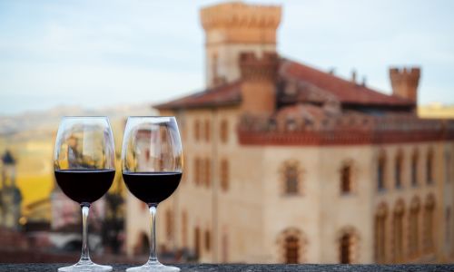 Zwei Gläser Wein vor dem Schloss von Barolo
