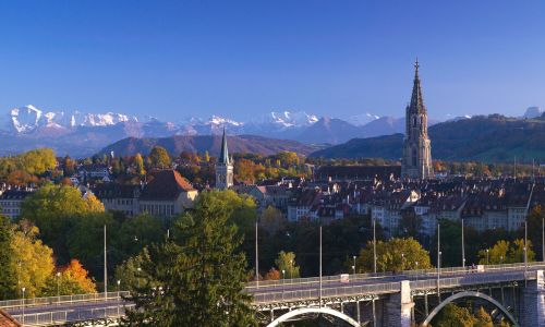 Bern: Münster und Altstadt mit Alpenkulisse