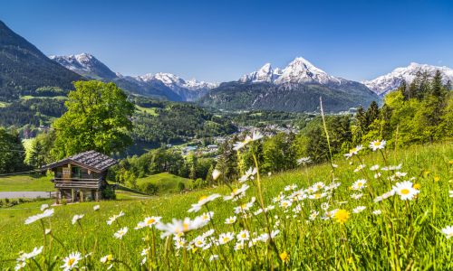 Idyllische Landschaft mit Berghütte in den Alpen