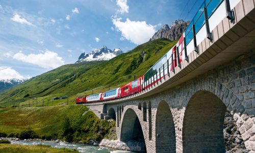 Glacier Express im Kanton Uri bei Hospental