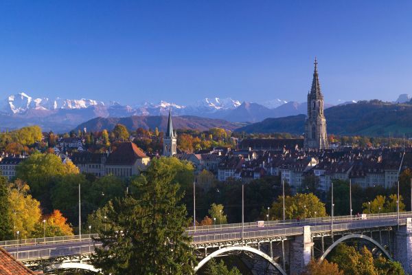 Bern: Münster und Altstadt mit Alpenkulisse