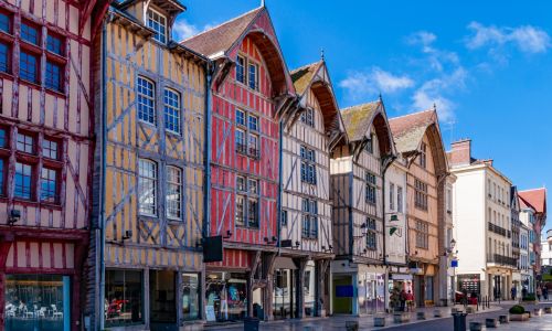 Einkaufsstraße mit Fachwerkhäusern in Troyes
