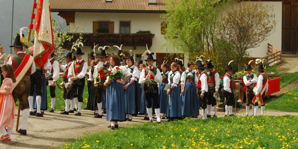 Südtirol mit Apfelblütenfest in Natz & Blumenmarkt in Bozen